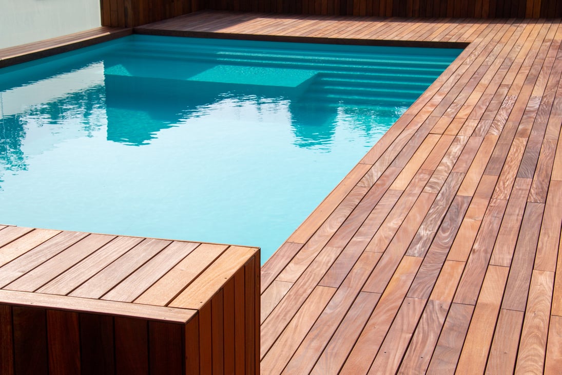 Hardwood ipe pool deck on direct sun heat, summer swimming pool decking design idea